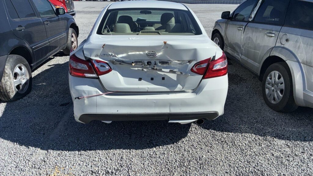 2016 Nissan Altima photo 3