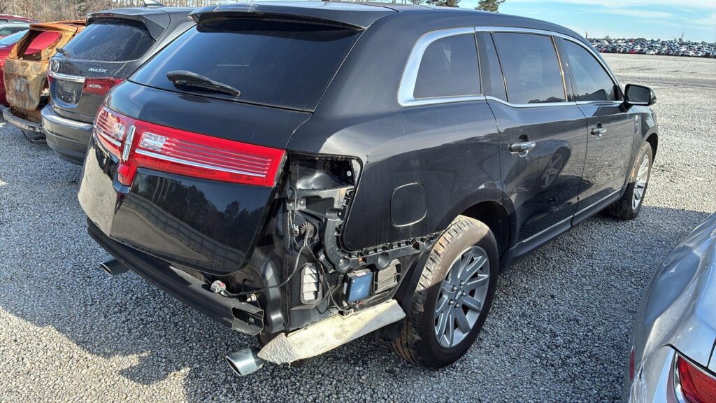 2018 Lincoln MKT Town Car photo 2