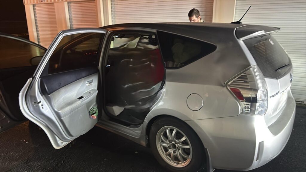2013 Toyota Prius v photo 4