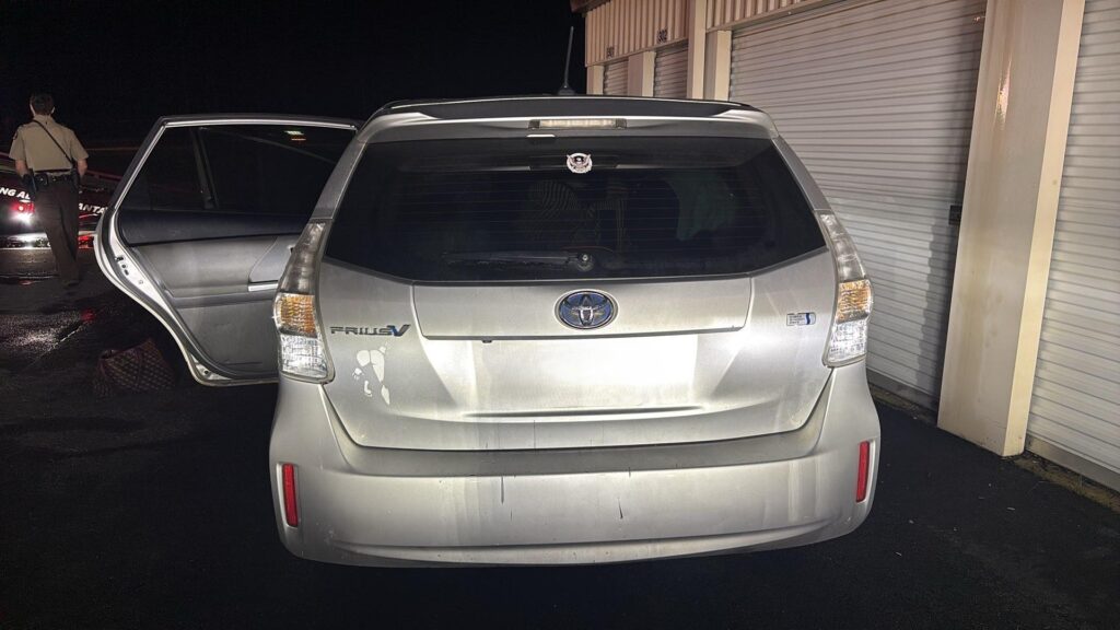2013 Toyota Prius v photo 3
