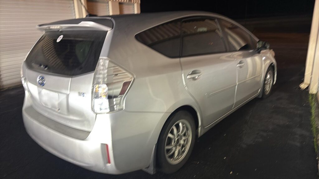 2013 Toyota Prius v photo 2