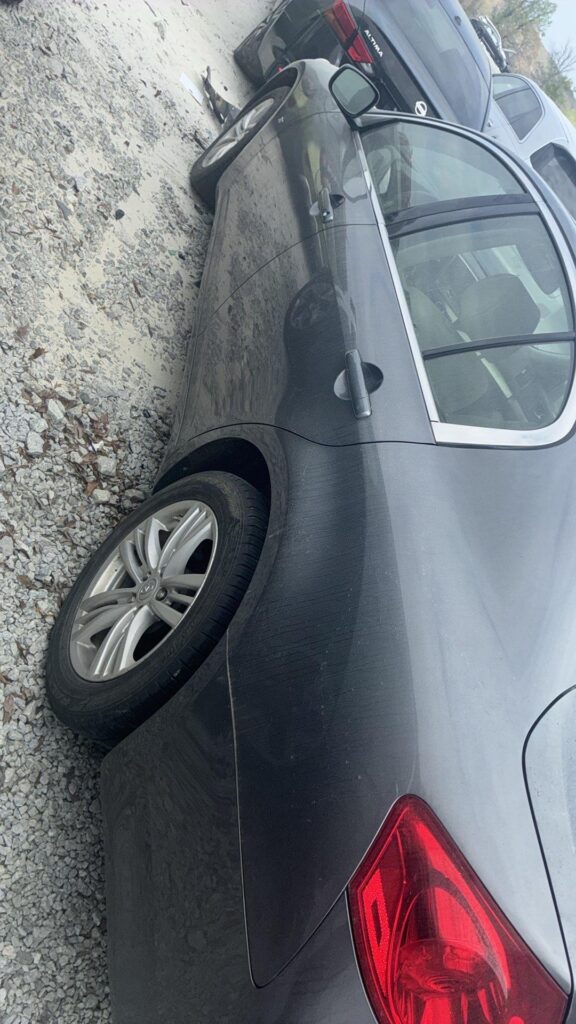 2015 Infiniti Q40 photo 2