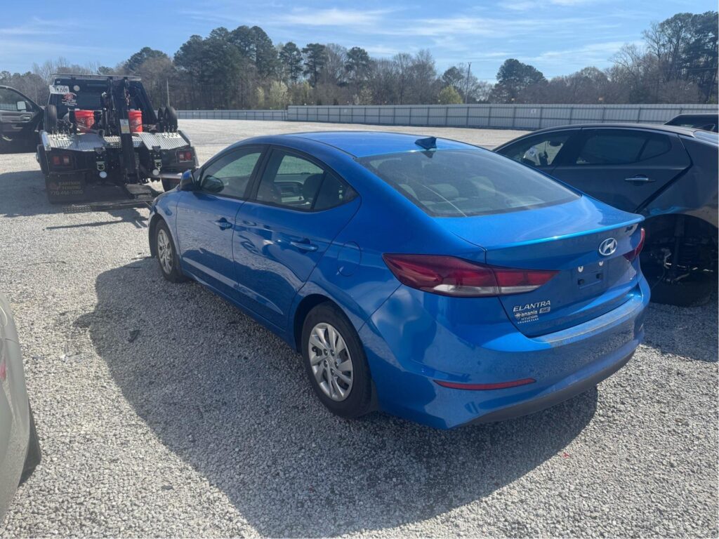 2017 Hyundai Elantra photo 3