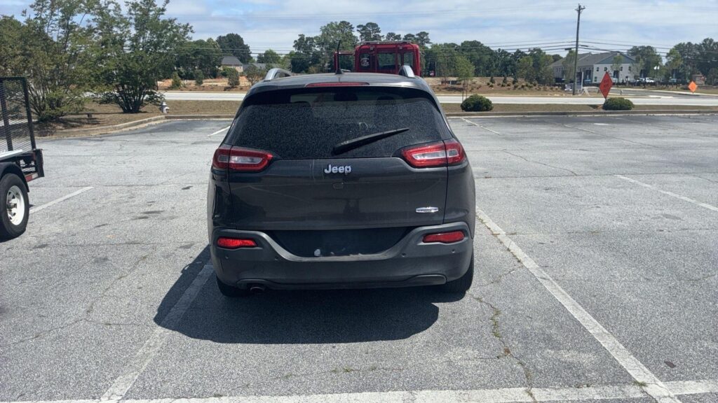 2016 Jeep Cherokee photo 2